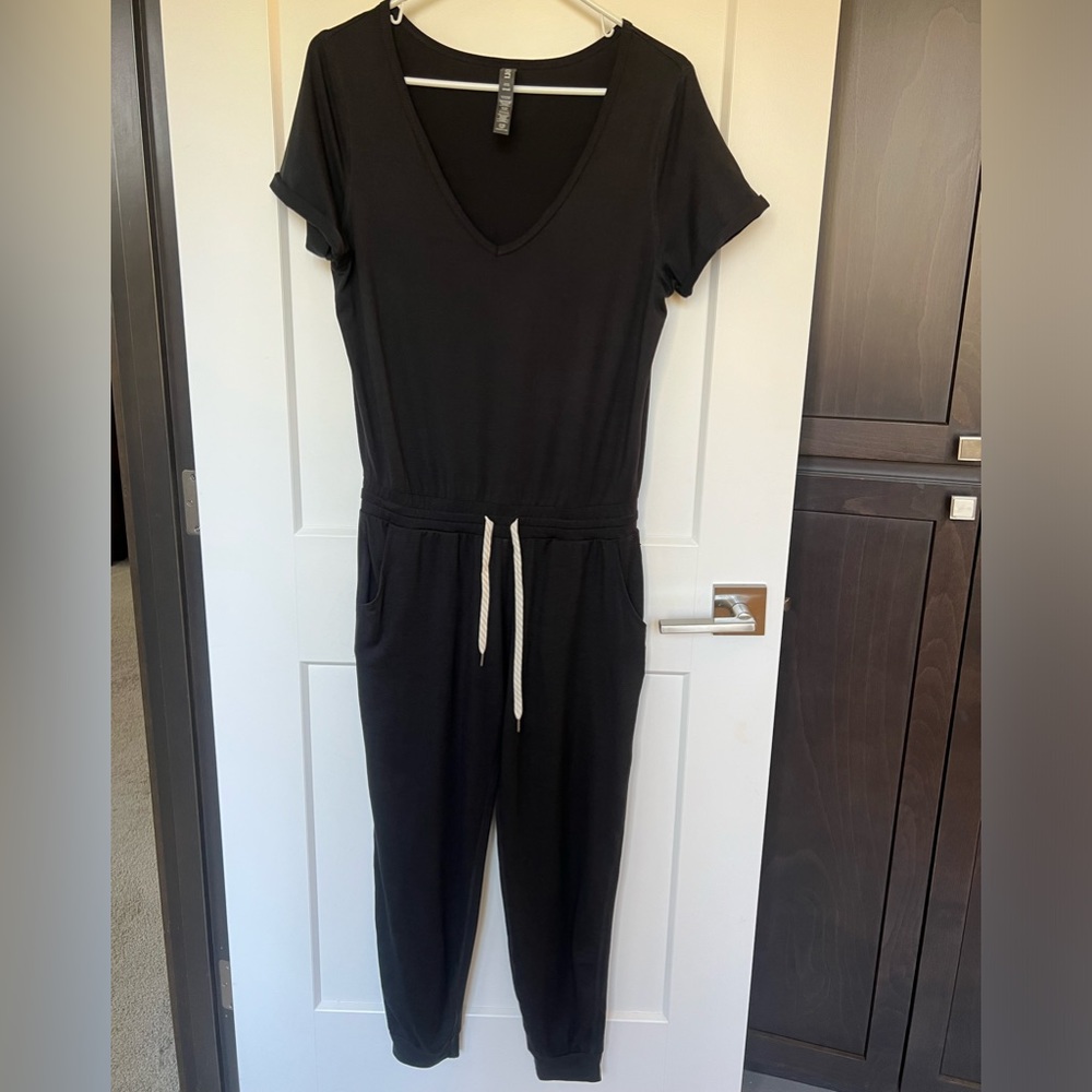 Like new: Vuori Woman’s All Day Romper jumpsuit short sleeve small
